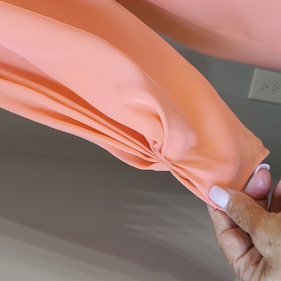 Lovely 100% silk dress, by Ali Ro. Beautiful peach color. Size 4. Unique ruffle - Picture 4 of 10